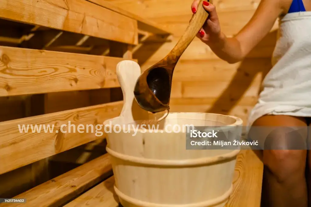 身体放松在桑拿中