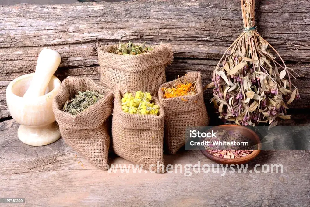 按摩师正在为顾客进行肩颈按摩